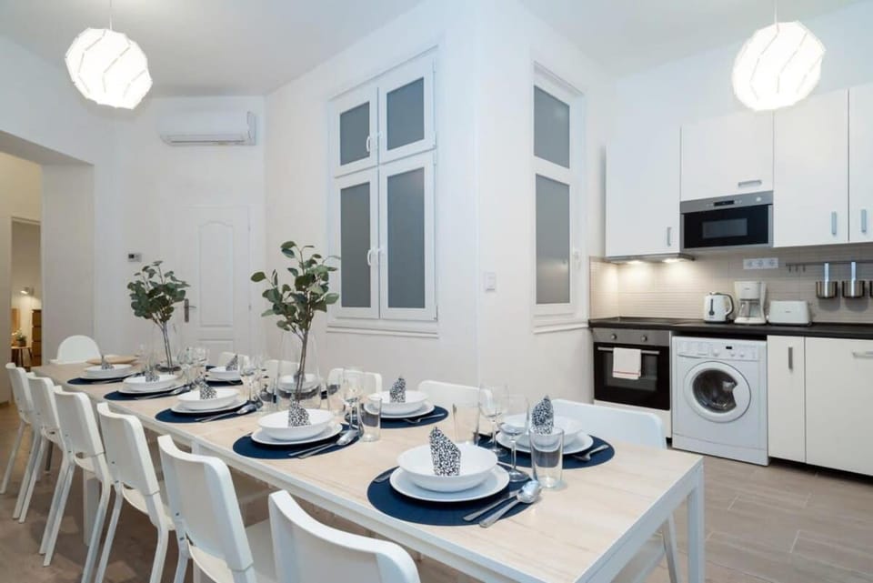 Relaxing brand NEW spot in the lively center Apartment in Budapest
