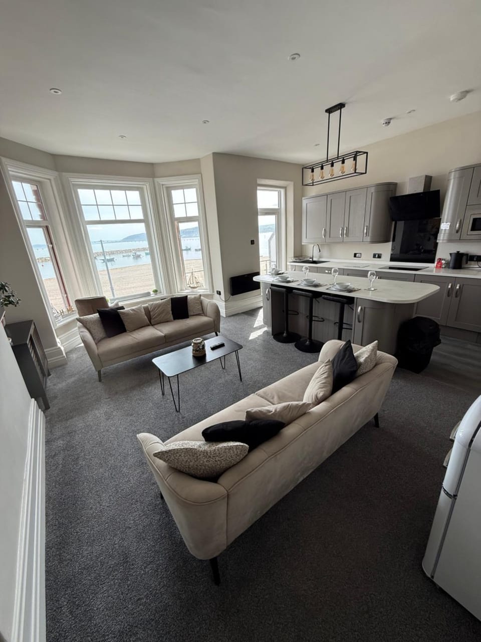 Stunning Sea View Apartment With Balcony & Parking Apartment in Rhôs-on-Sea