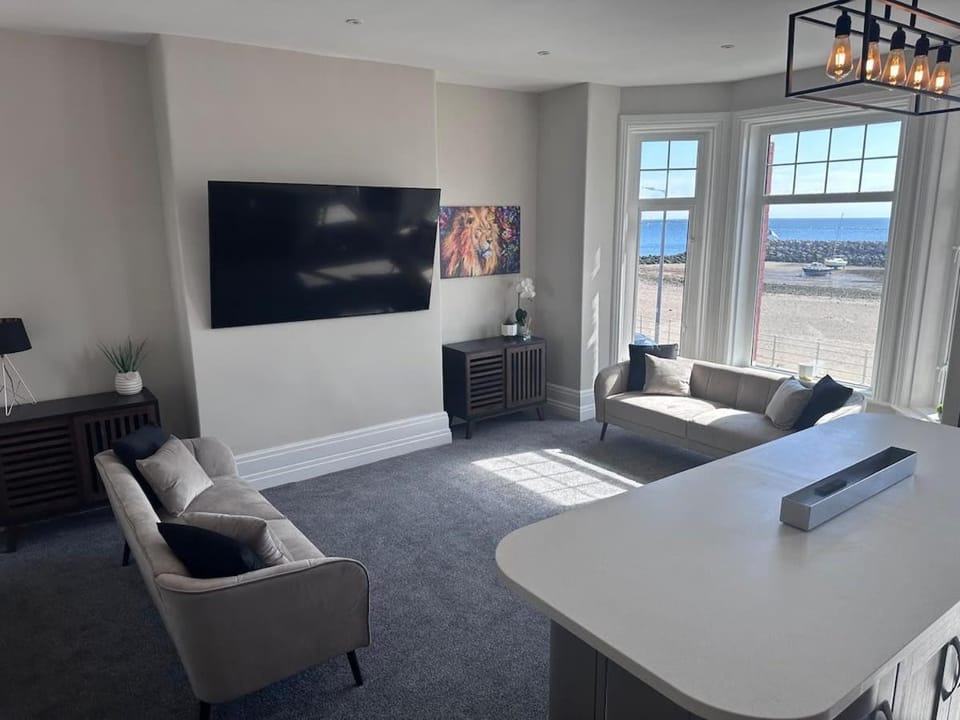 Stunning Sea View Apartment With Balcony & Parking Apartment in Rhôs-on-Sea