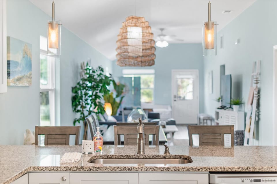 Kitchen or kitchenette, Seating area, Dining area