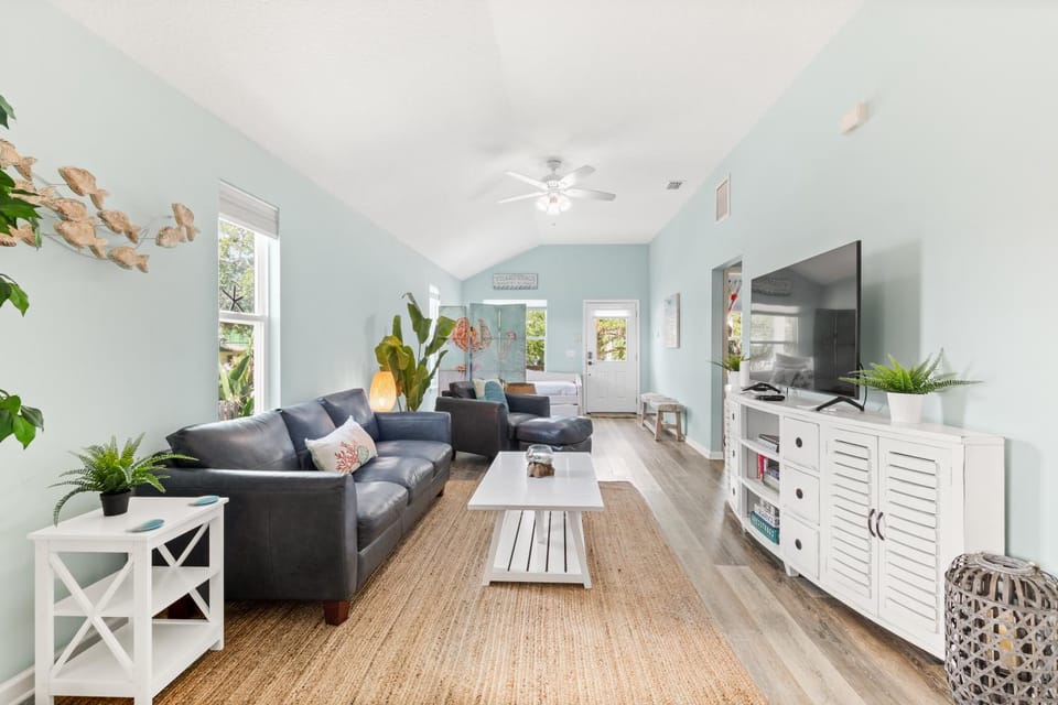 Communal lounge/ TV room, TV and multimedia, Living room, Seating area, Evening entertainment