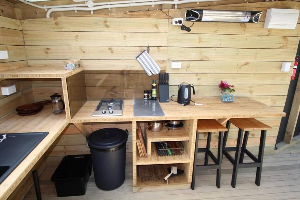 Delightful 1 bedroomed tiny house with sauna Chalet in West Coast