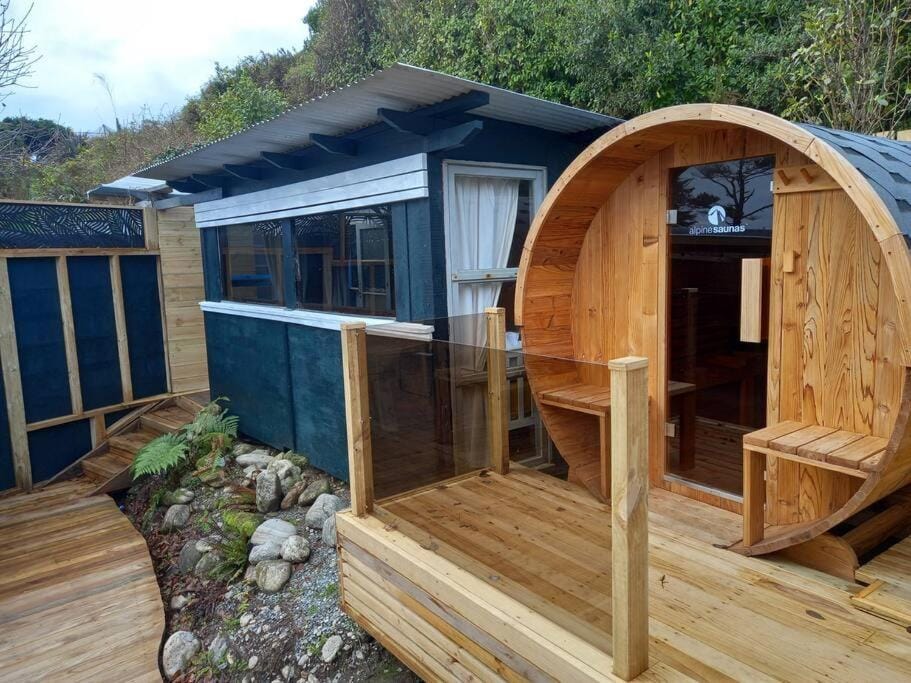 Delightful 1 bedroomed tiny house with sauna Chalet in West Coast