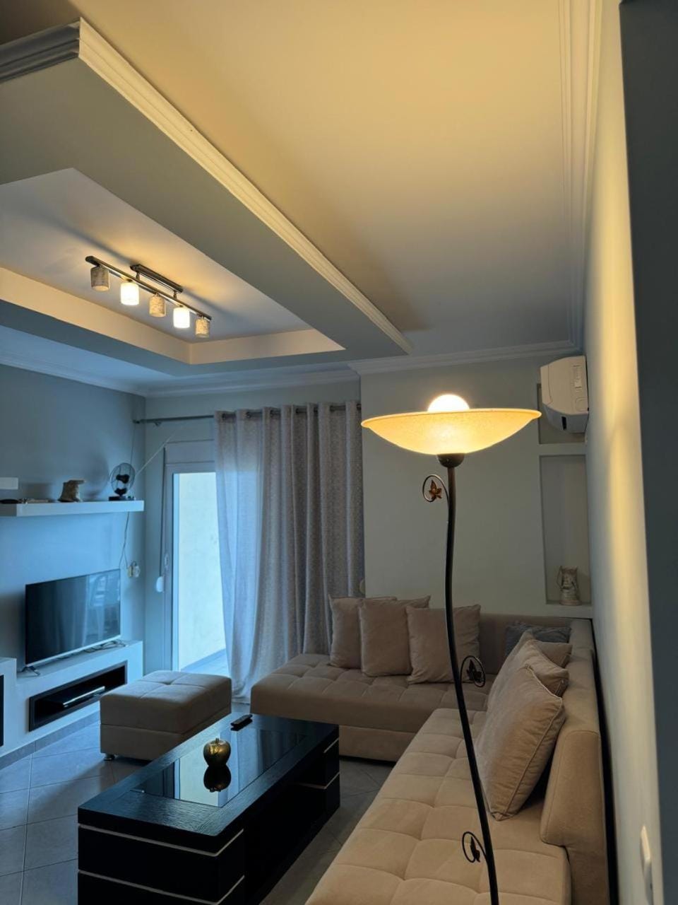 Bed, TV and multimedia, Living room, Photo of the whole room, Seating area, Bedroom