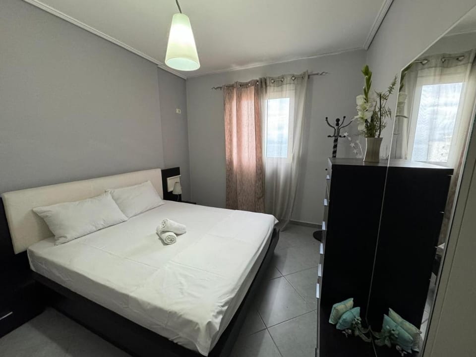 Bed, TV and multimedia, Photo of the whole room, Bedroom, towels, wardrobe