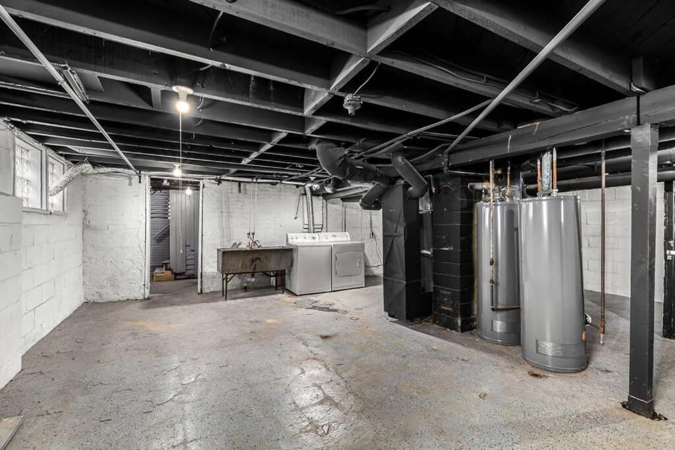 3rd Story Loft Islandview Pets Included with Free Parking! Apartment in Detroit