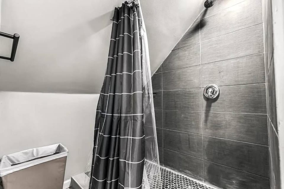 3rd Story Loft Islandview Pets Included with Free Parking! Apartment in Detroit