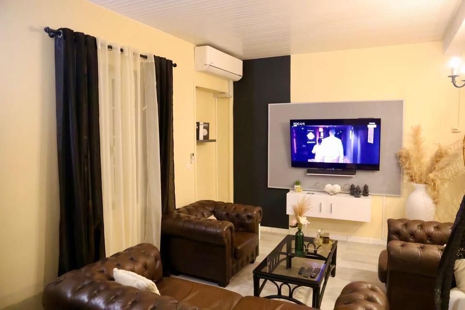 TV and multimedia, Living room, Seating area, Dining area, air conditioner