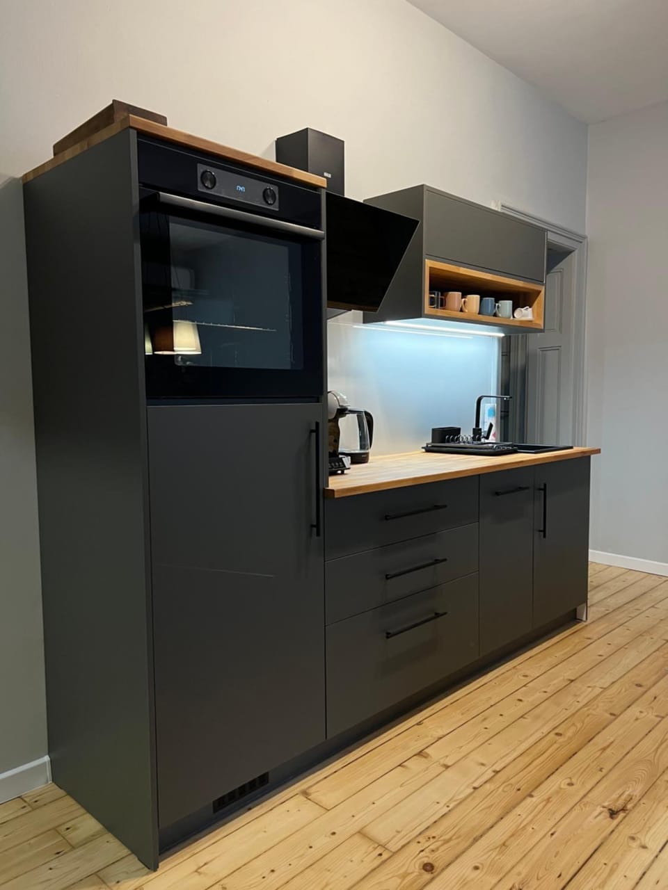 Coffee/tea facilities, Kitchen or kitchenette, oven, stove