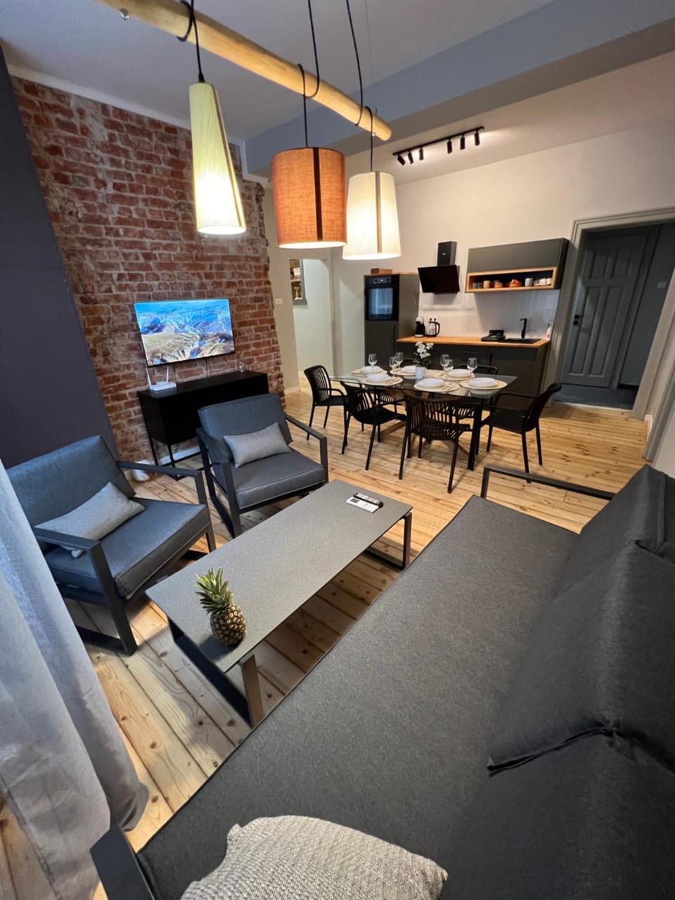 TV and multimedia, Kitchen or kitchenette, Living room, Seating area, Dining area