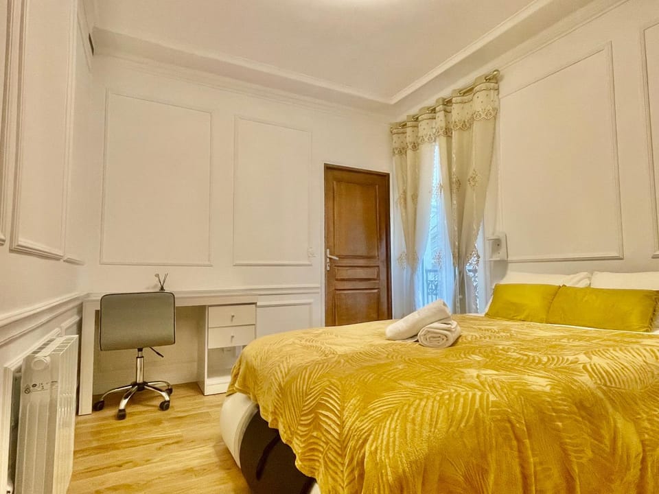 Bed, Photo of the whole room, Seating area, Bedroom