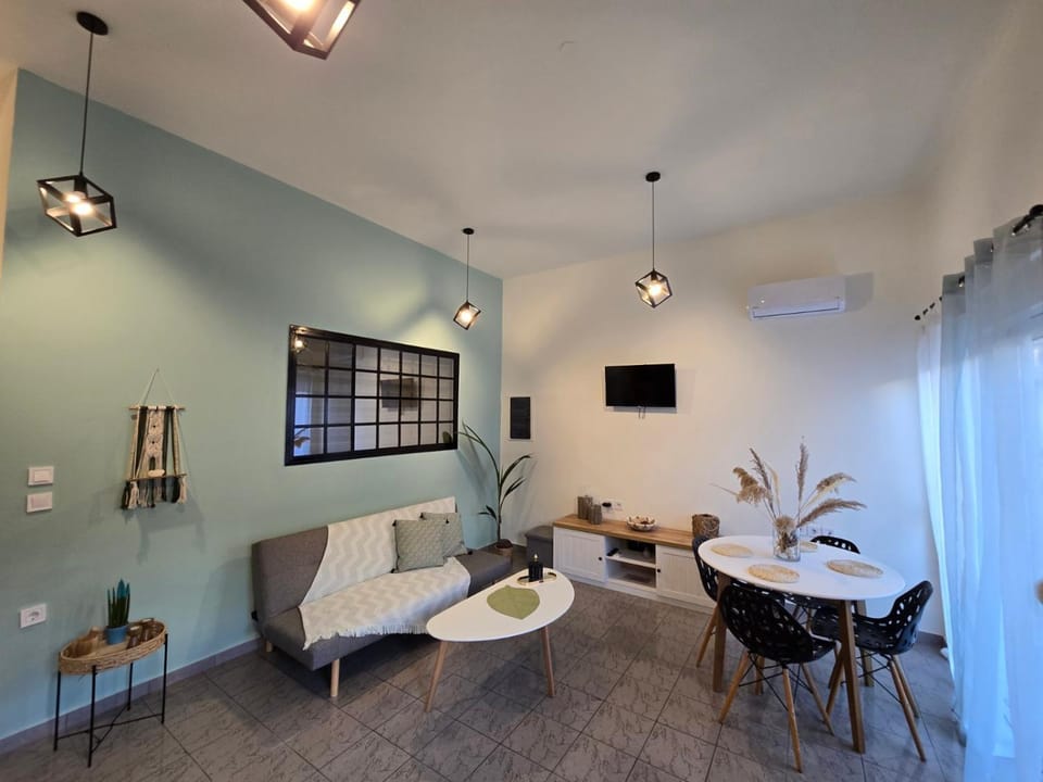 TV and multimedia, Living room, Seating area, Dining area, air conditioner