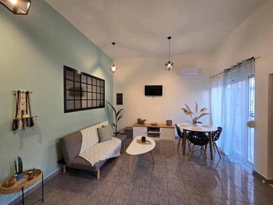 TV and multimedia, Seating area, Dining area