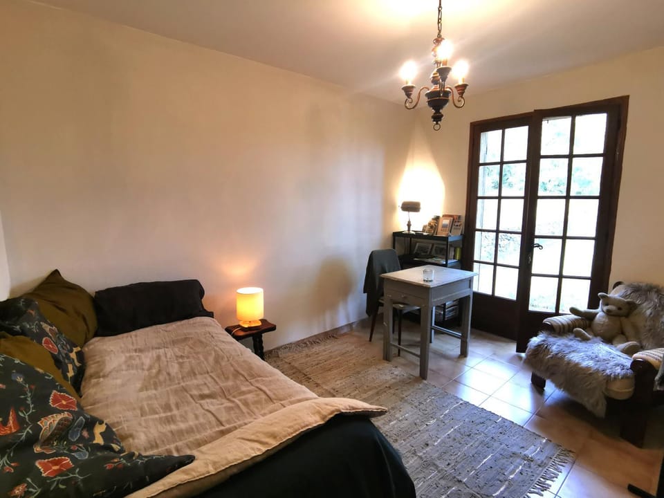 Bed, Photo of the whole room, Seating area, air conditioner