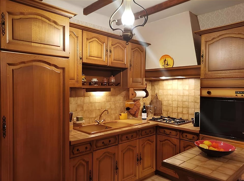 Kitchen or kitchenette, oven, pet friendly, stove
