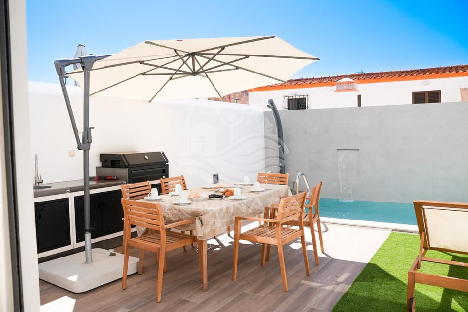 Shower, BBQ facilities, Garden, Balcony/Terrace, Dining area, Swimming pool, sunbed, kitchen