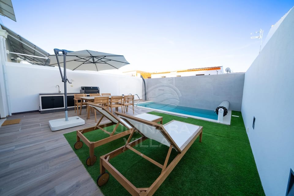 Shower, BBQ facilities, Garden, Balcony/Terrace, Dining area, Swimming pool, sunbed, kitchen