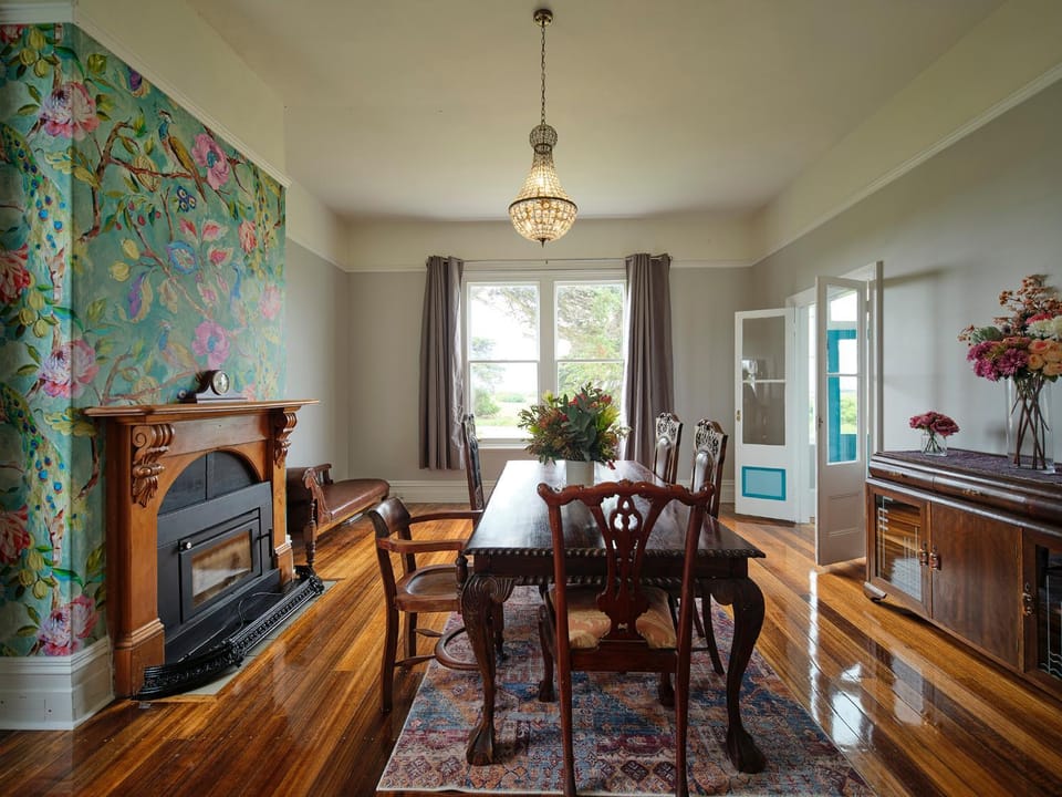 Seating area, Dining area