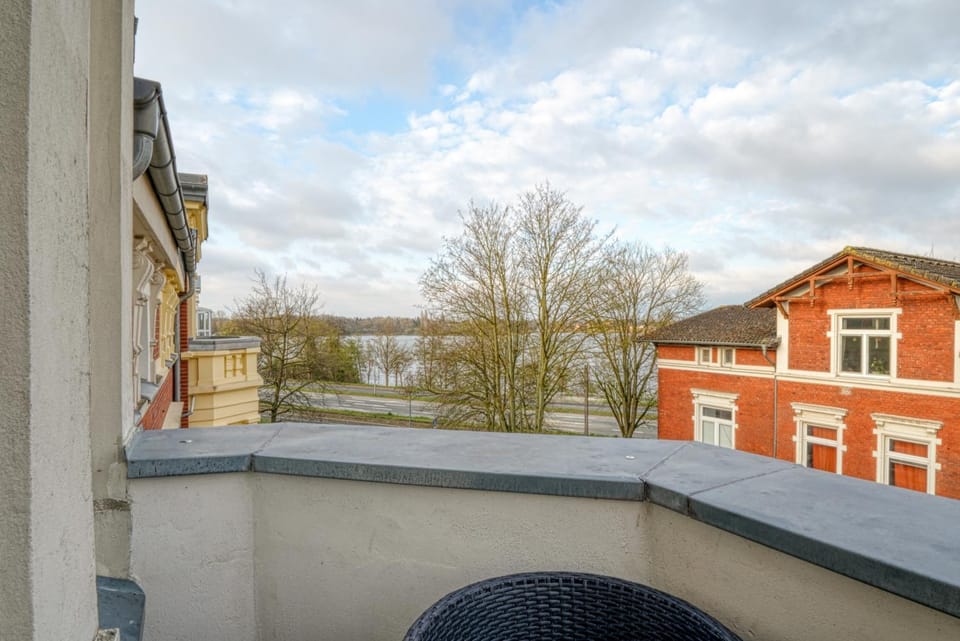 Property building, View (from property/room), Balcony/Terrace, Lake view