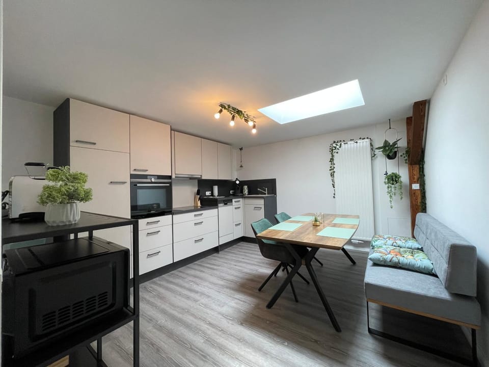 Kitchen or kitchenette, Dining area