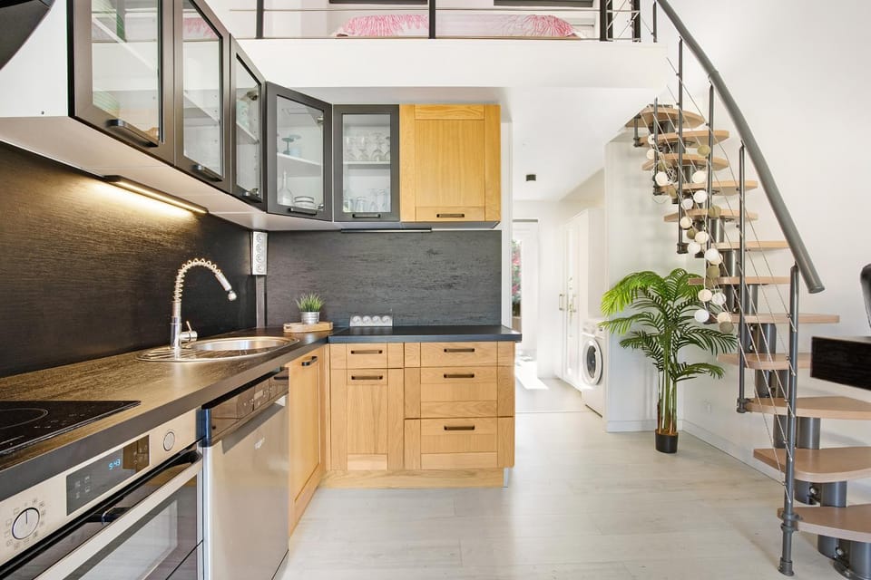 Kitchen or kitchenette, dishwasher, stove