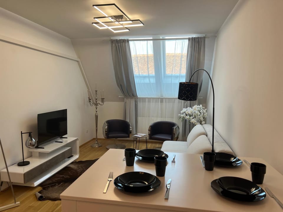 TV and multimedia, Living room, Seating area, Dining area