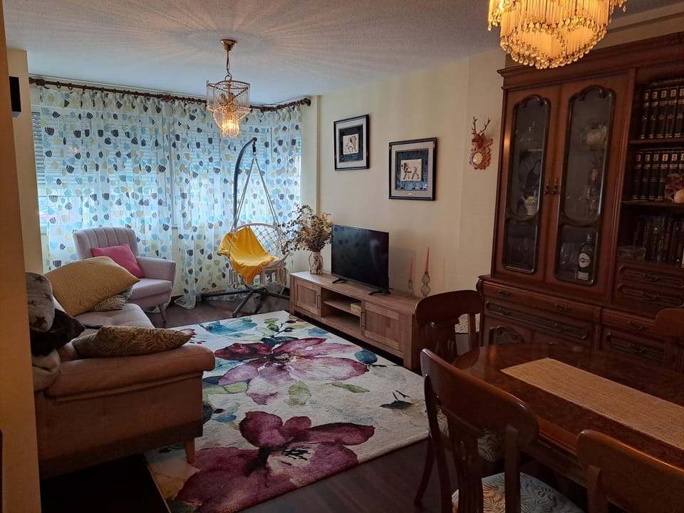 TV and multimedia, Living room, Seating area, Dining area