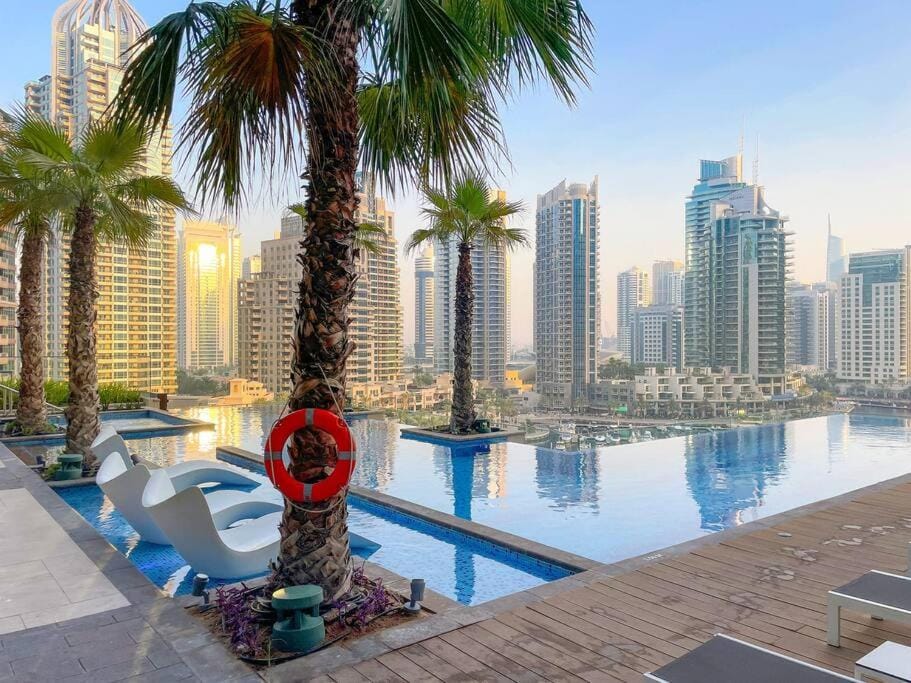 Marina View 1BR Chic Stay in Dubai Vibrant Walk Near Dining and Attractions Apartment in Dubai