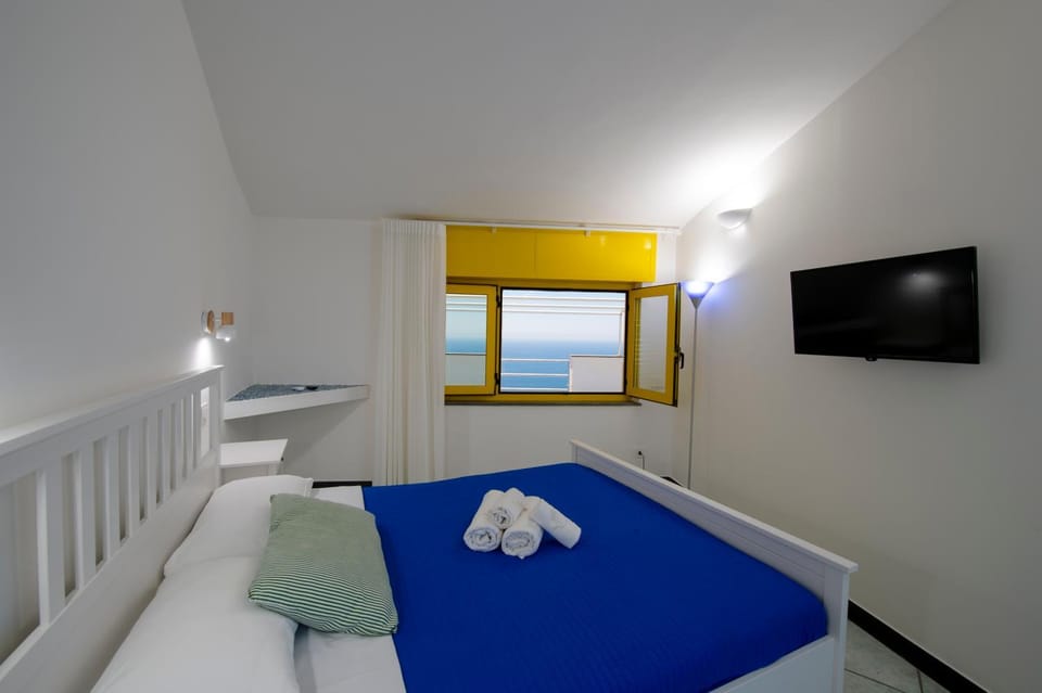 Bed, TV and multimedia, Photo of the whole room, Bedroom, towels