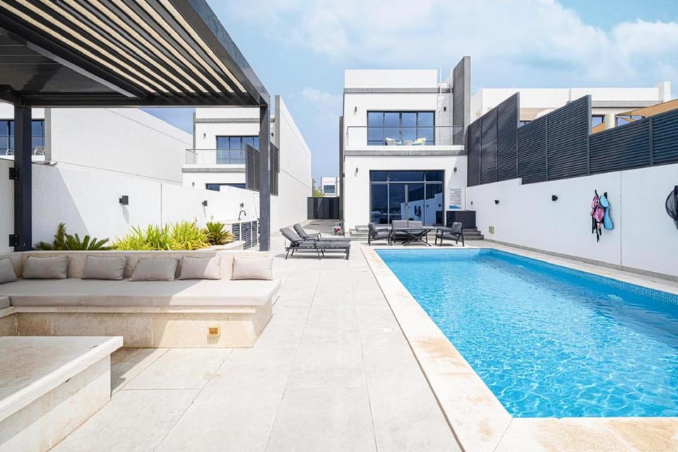 Property building, Patio, Day, Pool view, Swimming pool, sunbed