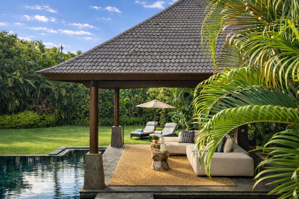 Patio, Day, Natural landscape, Garden, Living room, Seating area, Garden view, Pool view, Swimming pool, sunbed