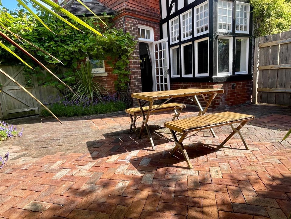 Property building, Patio, Day, Garden, Balcony/Terrace, Decorative detail, Dining area