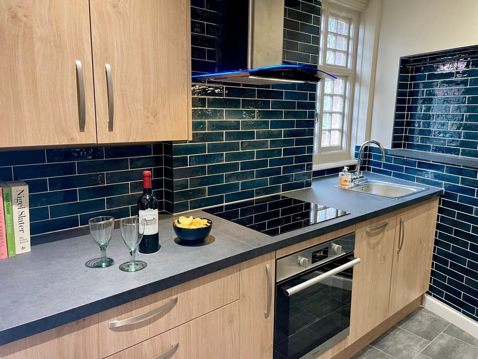 Kitchen or kitchenette, dishwasher, stove