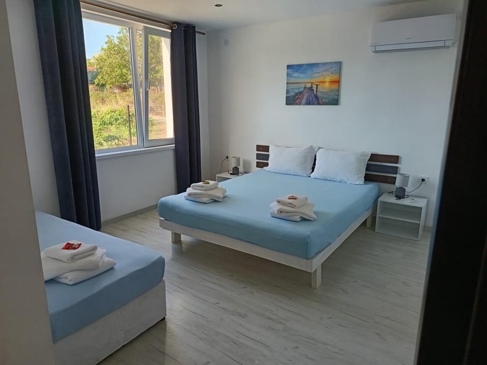 Bedroom, towels, wardrobe