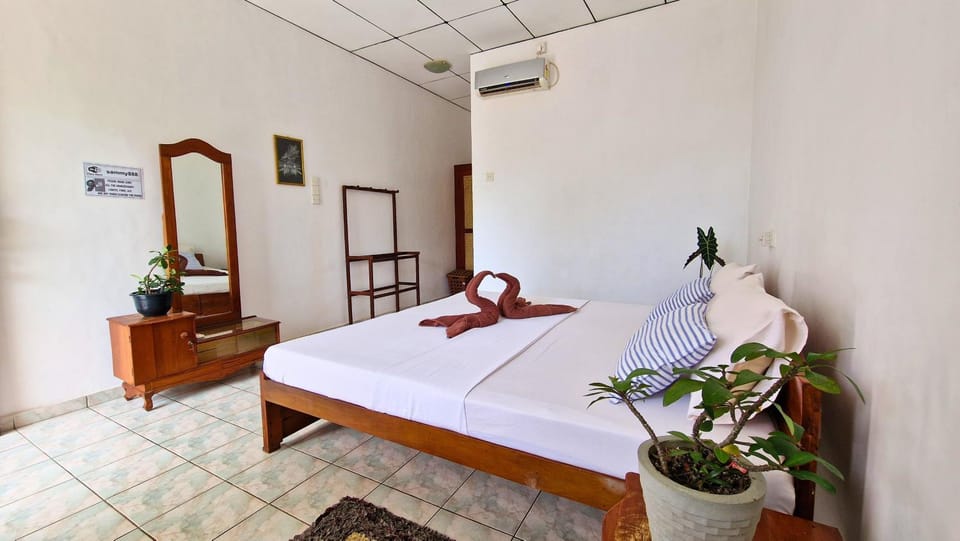 Bed, Photo of the whole room, Bedroom, towels, air conditioner