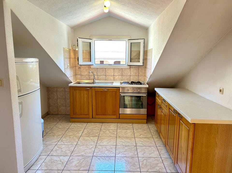 Kitchen or kitchenette, dishwasher, stove