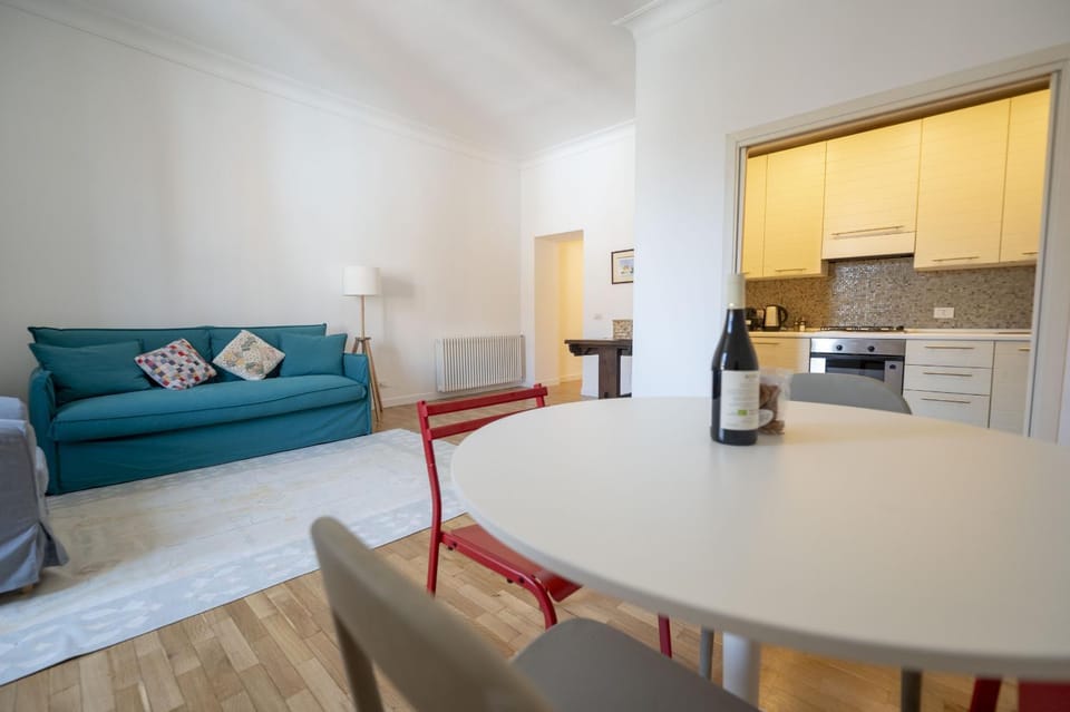 Kitchen or kitchenette, Living room, Seating area, Dining area, stove