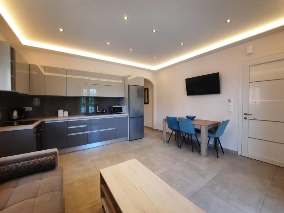 TV and multimedia, Kitchen or kitchenette, Living room, Seating area, Dining area, dishwasher, oven, stove