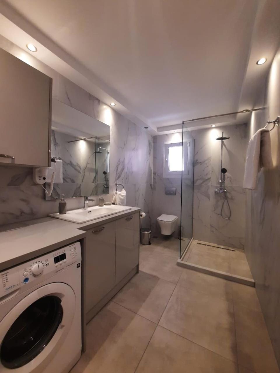 Shower, Toilet, Bathroom, towels, washing machine