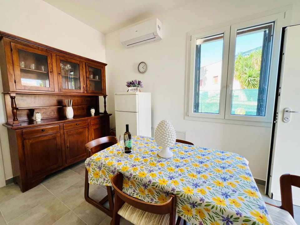 Living room, Dining area, air conditioner