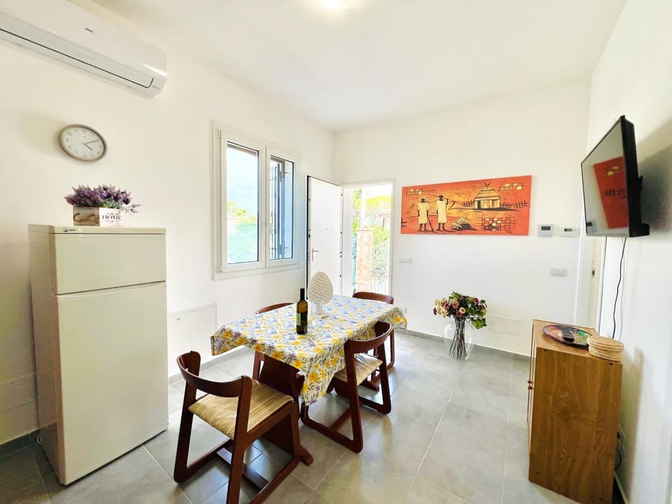 TV and multimedia, Living room, Dining area, air conditioner