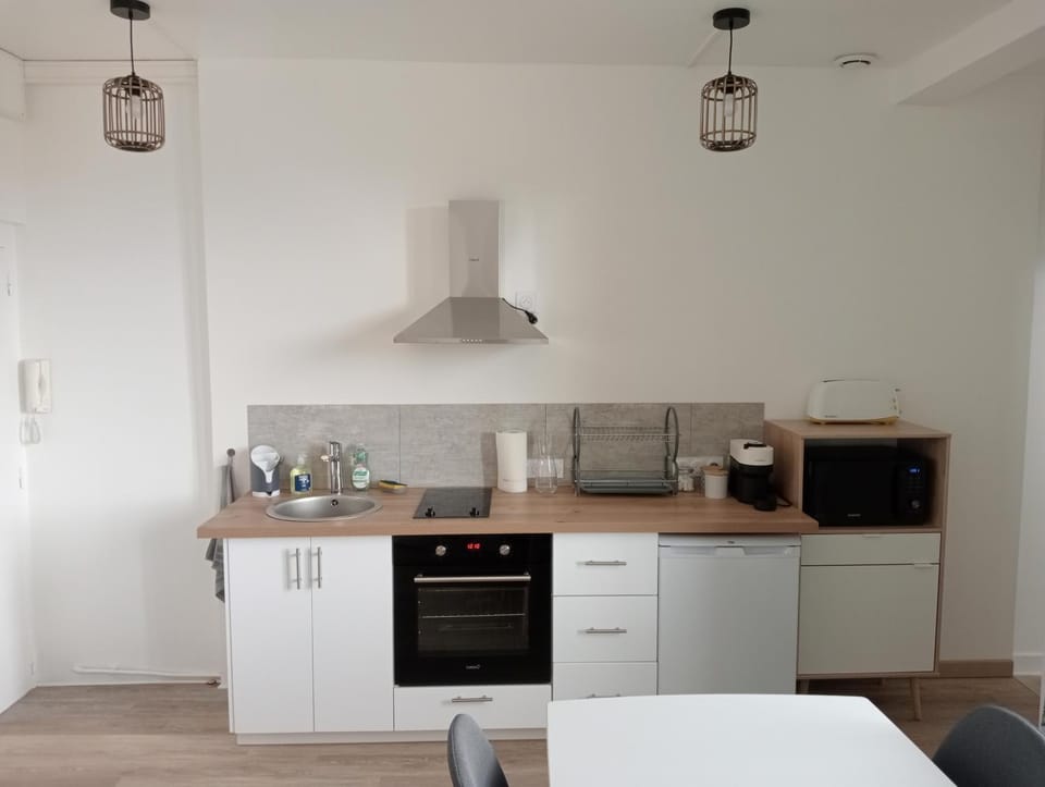 Coffee/tea facilities, Kitchen or kitchenette, oven, stove, toaster