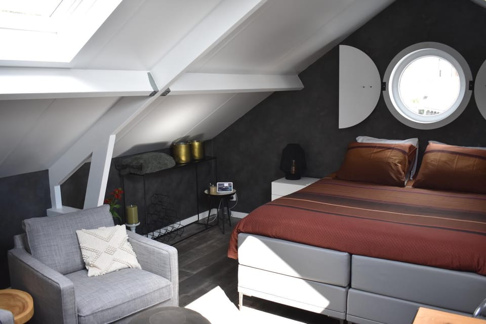 Bed, Living room