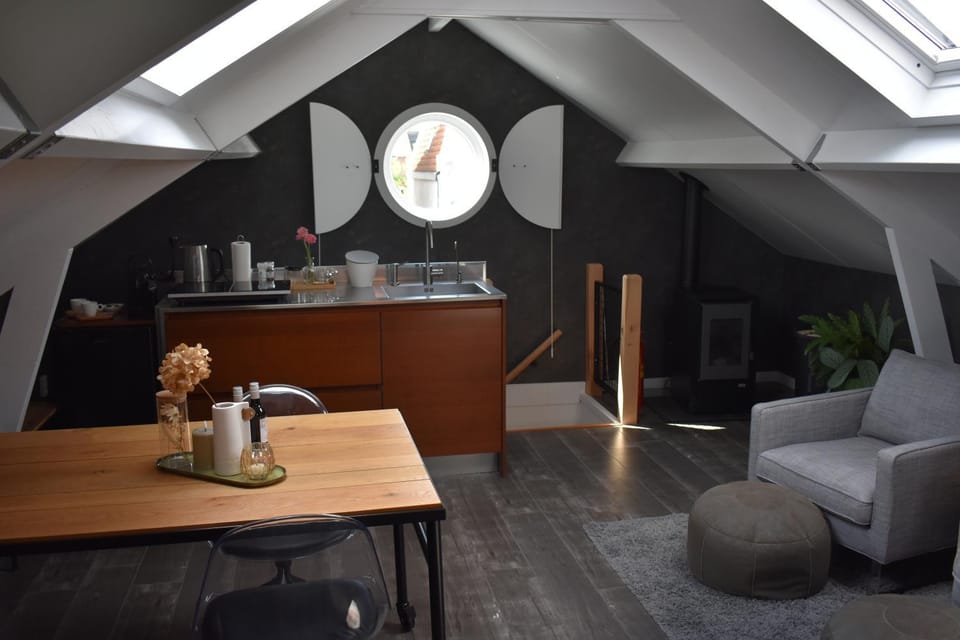 Coffee/tea facilities, Kitchen or kitchenette, Seating area