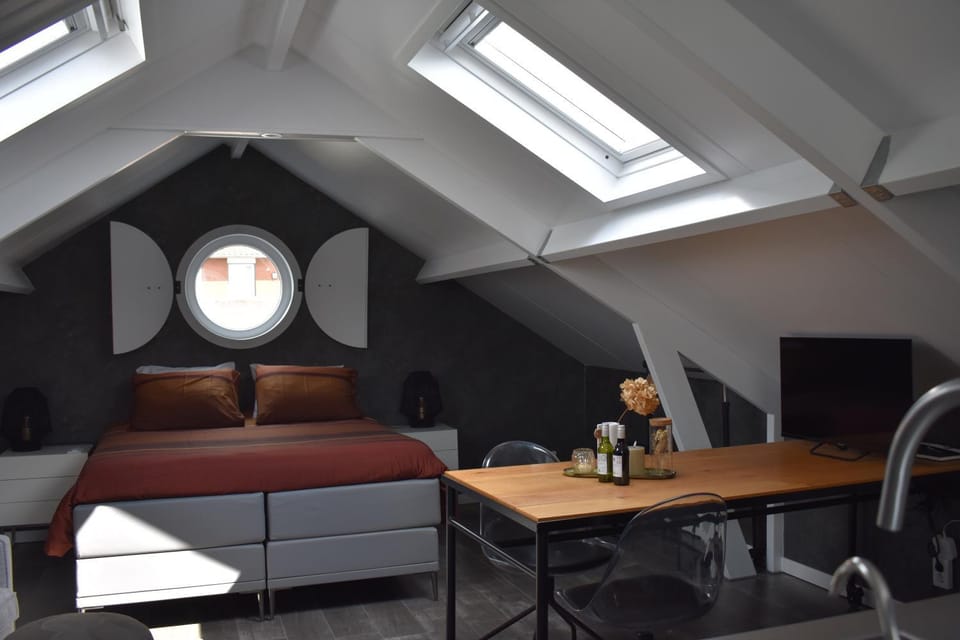 Bed, Dining area