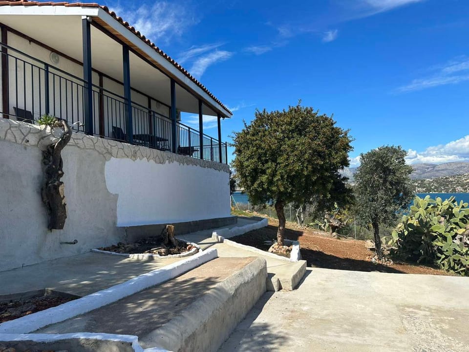 Property building, Patio, Balcony/Terrace