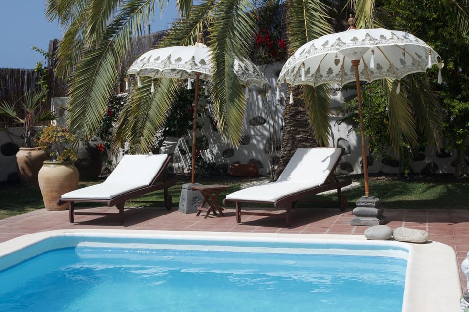 Swimming pool, sunbed