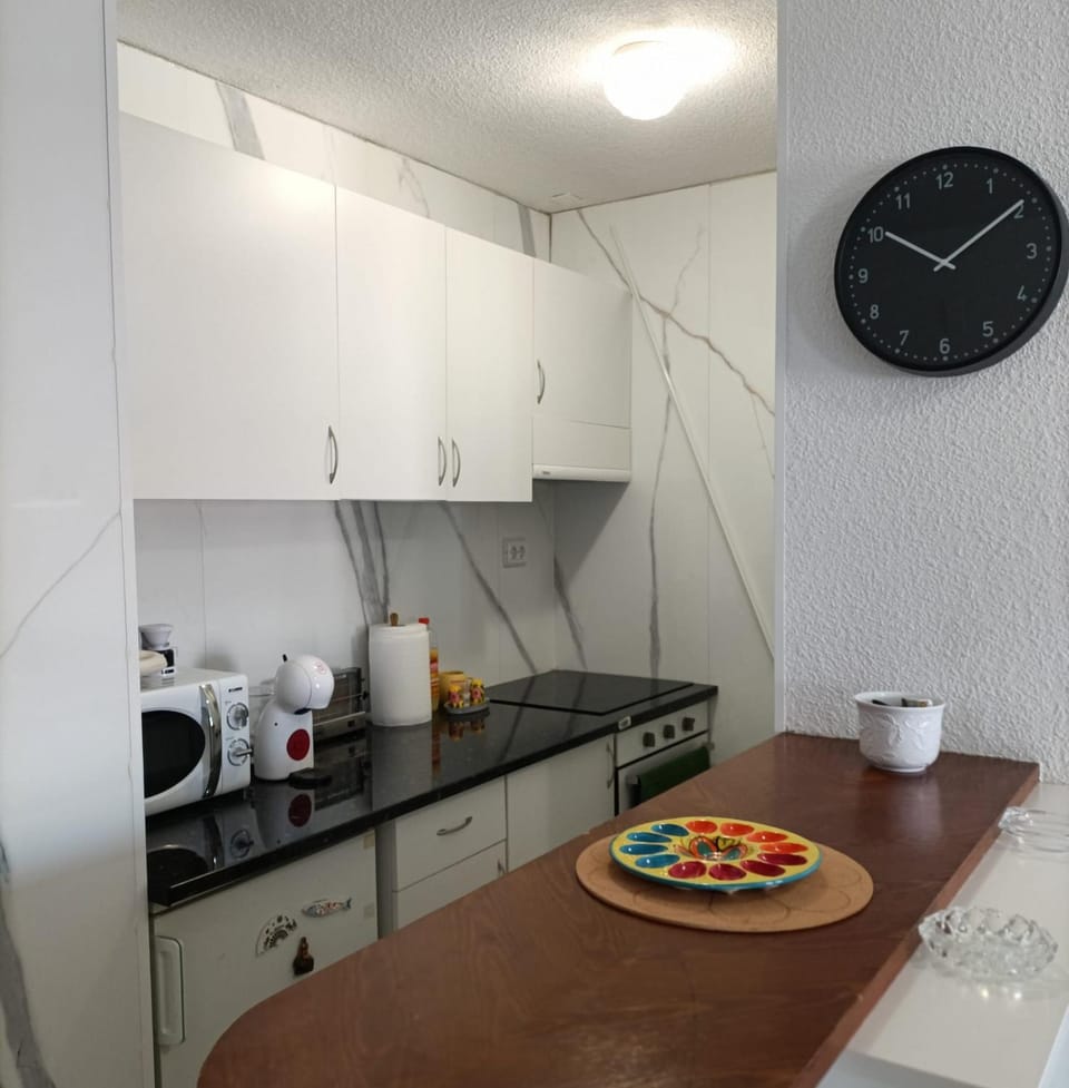 Coffee/tea facilities, Kitchen or kitchenette, stove, toaster