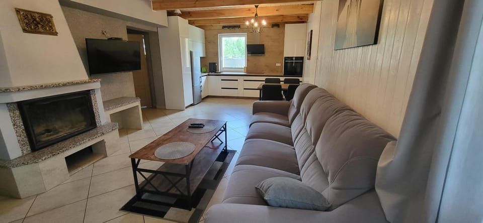 Communal lounge/ TV room, TV and multimedia, Living room, Seating area, Evening entertainment