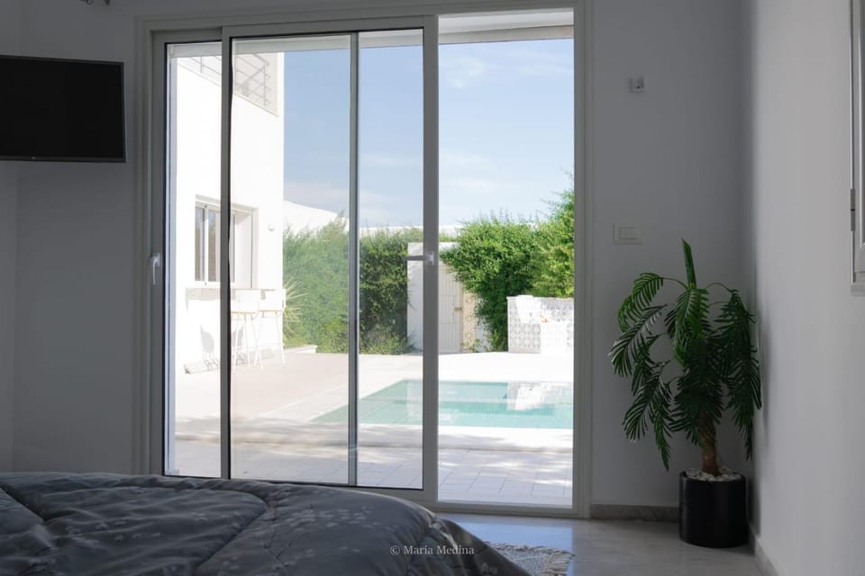 Photo of the whole room, Pool view